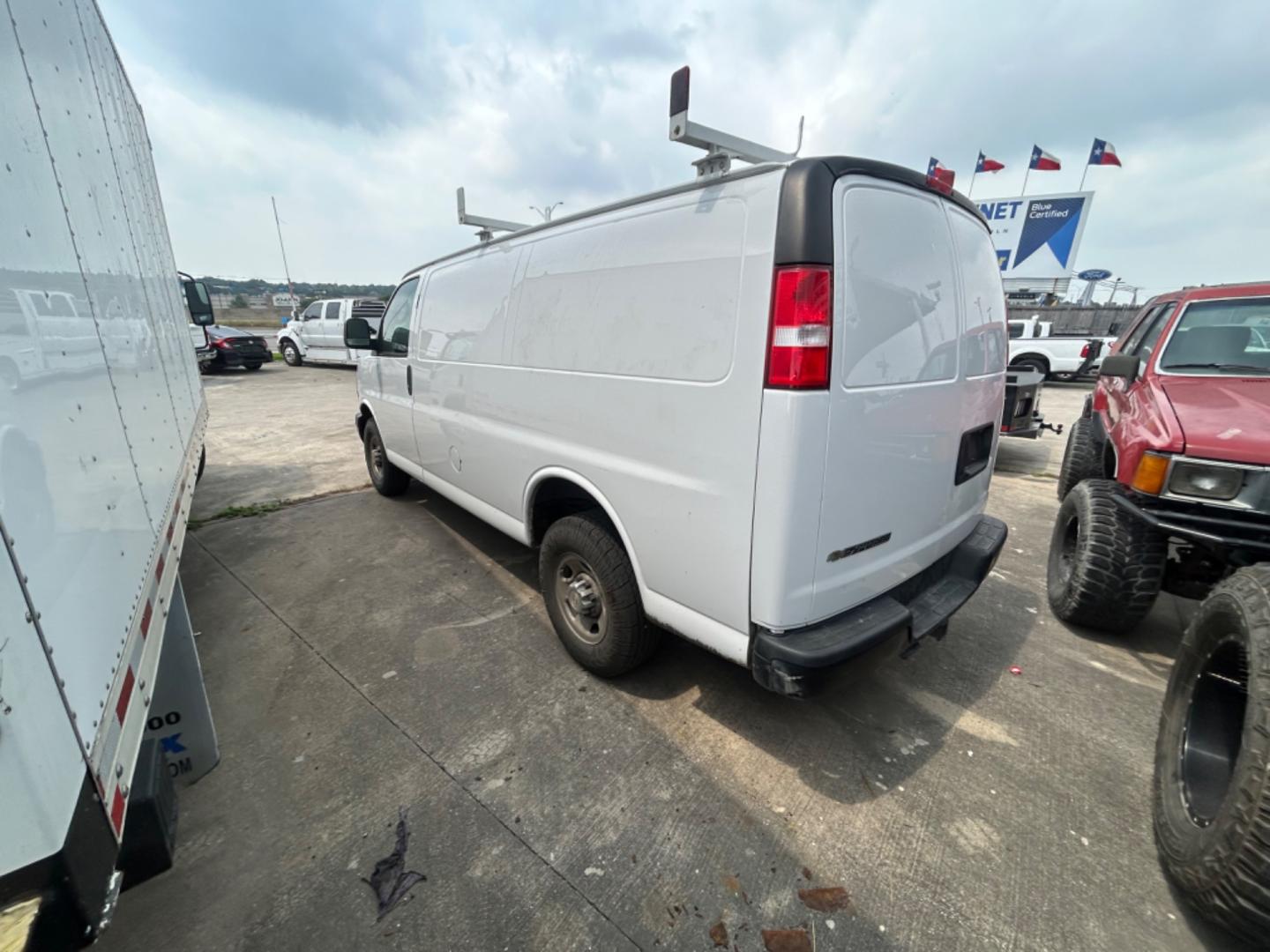 2021 White Chevrolet Express 2500 Cargo (1GCWGAFPXM1) with an 4.3L V6 engine, 6A transmission, located at 1687 Business 35 S, New Braunfels, TX, 78130, (830) 625-7159, 29.655487, -98.051491 - Photo#10